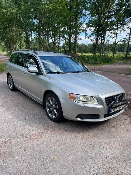 Volvo V70 2 of 5