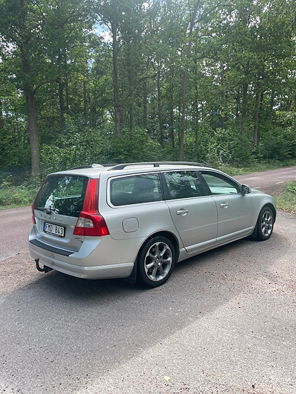 Volvo V70 4 of 5