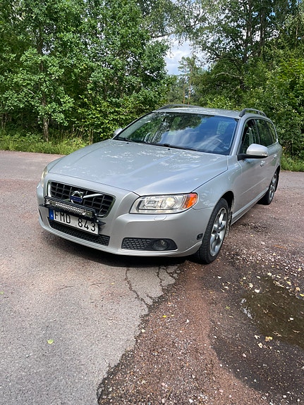 Volvo V70 3 of 5