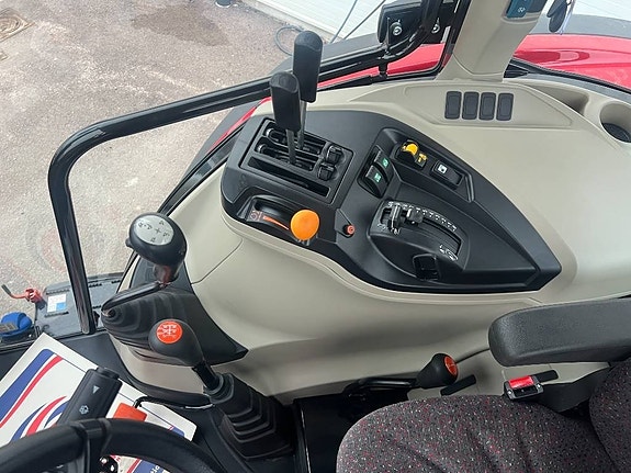 Massey Ferguson 4708M 3 of 4
