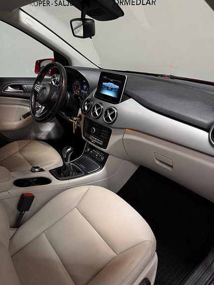 Mercedes-Benz B200 9 of 18
