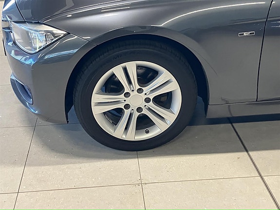 BMW 320d 4 of 11