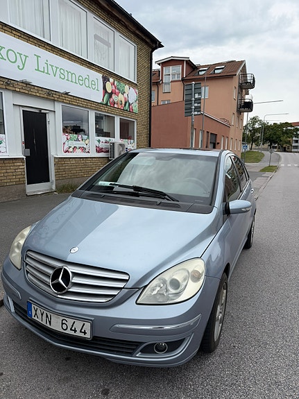 Mercedes-Benz B150 2 of 5
