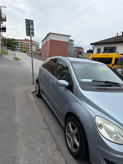 Mercedes-Benz B150 3 of 5