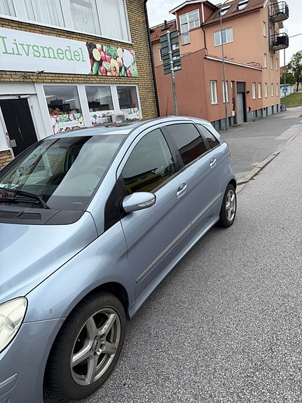 Mercedes-Benz B150 4 of 5