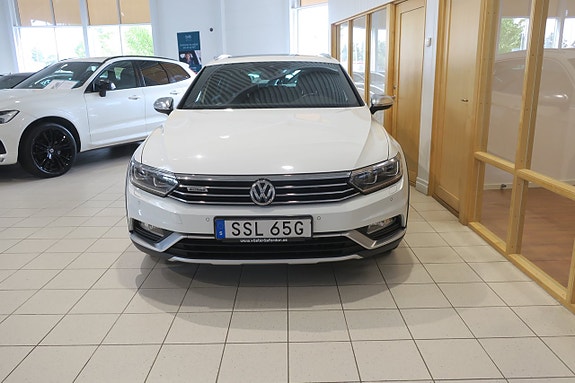 Volkswagen Passat Alltrack 3 of 5