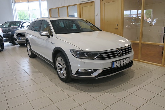 Volkswagen Passat Alltrack 2 of 5