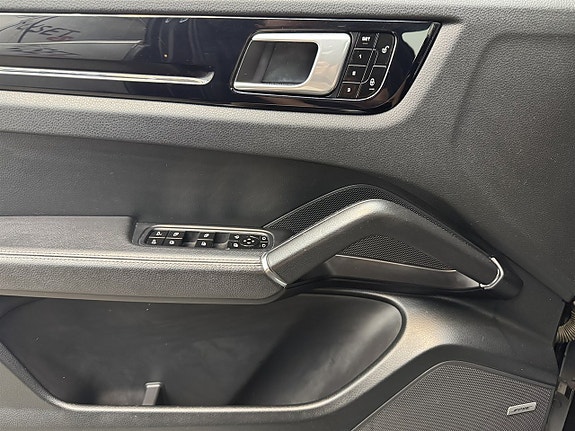 Porsche Cayenne S 17 of 19