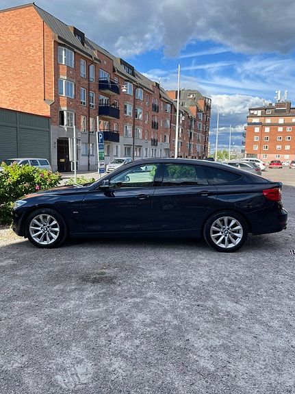 BMW 330d 2 of 5