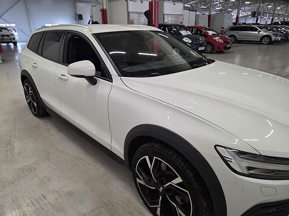Volvo V60 Cross Country 3 of 5