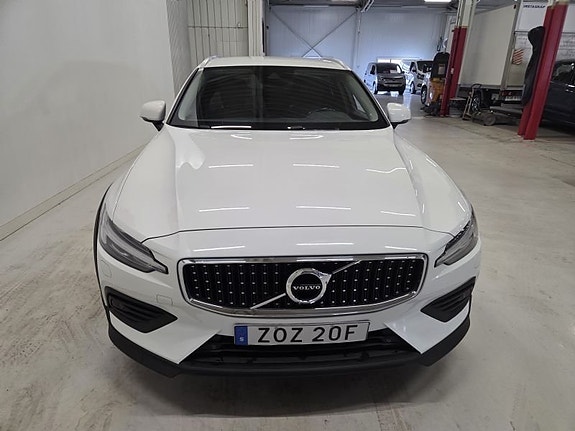 Volvo V60 Cross Country 2 of 5