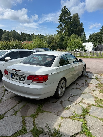 BMW 330i 2 of 5