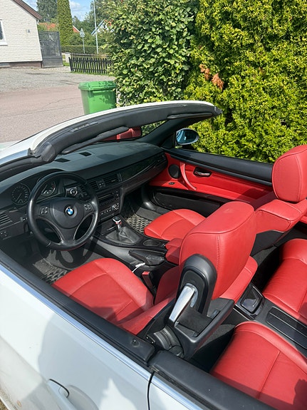 BMW 330i 4 of 5