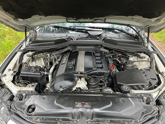 BMW 525i 4 of 5