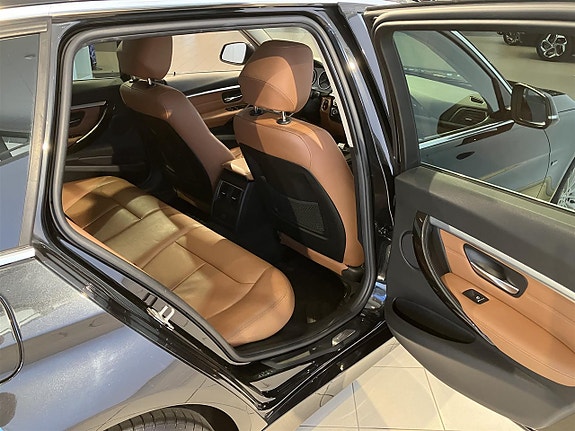 BMW 320i 12 of 13