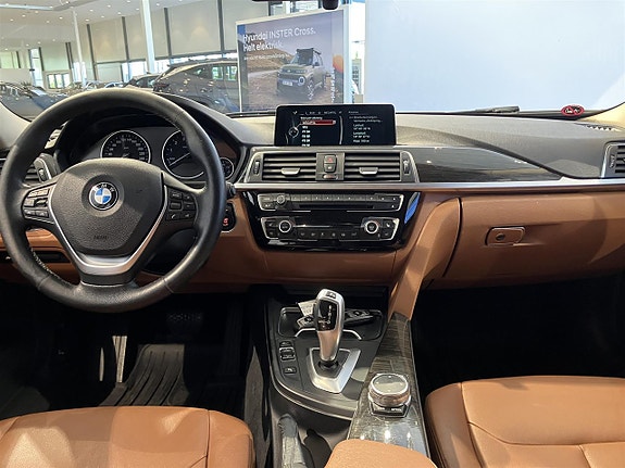 BMW 320i 8 of 13