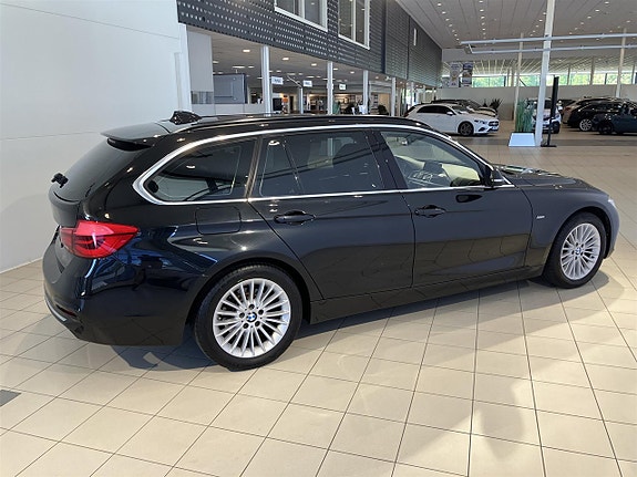 BMW 320i 3 of 5