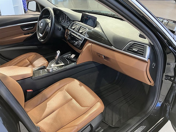 BMW 320i 11 of 13