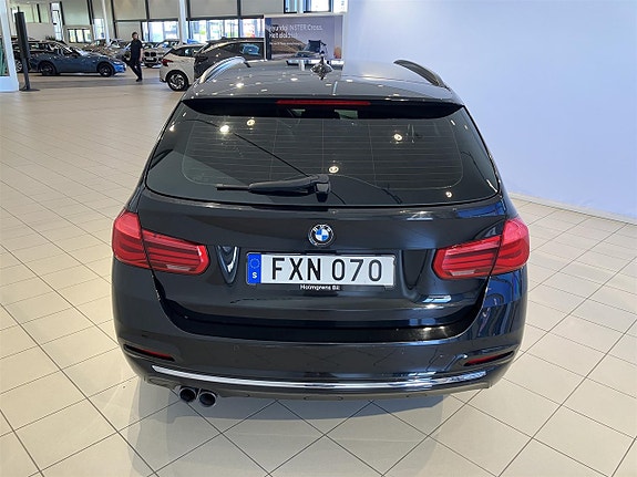 BMW 320i 7 of 13