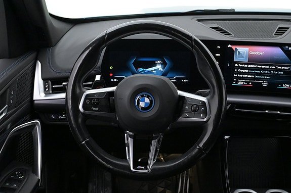 BMW iX1 7 of 27