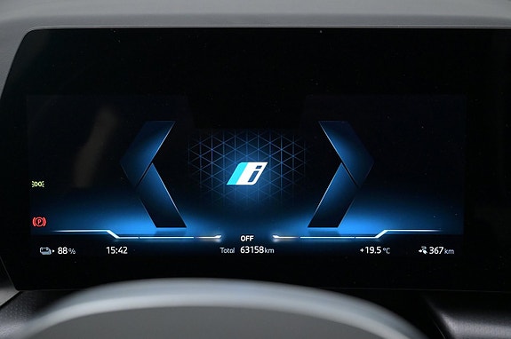 BMW iX1 8 of 27