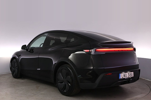 Tesla Model Y 4 of 5
