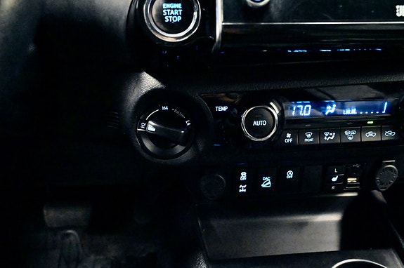 Toyota HiLux 20 of 24