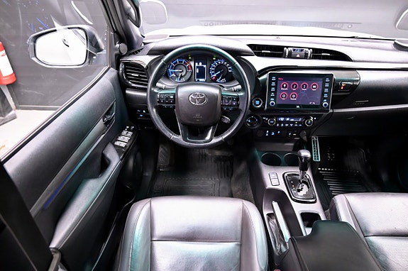 Toyota HiLux 14 of 24