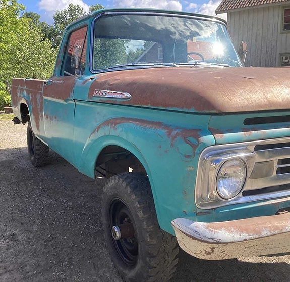 Ford F-100 3 of 5