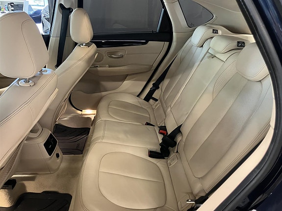 BMW 218d 6 of 11