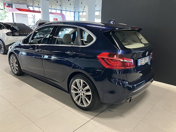 BMW 218d 3 of 11