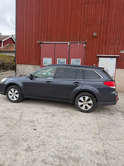 Subaru Outback 2 of 5