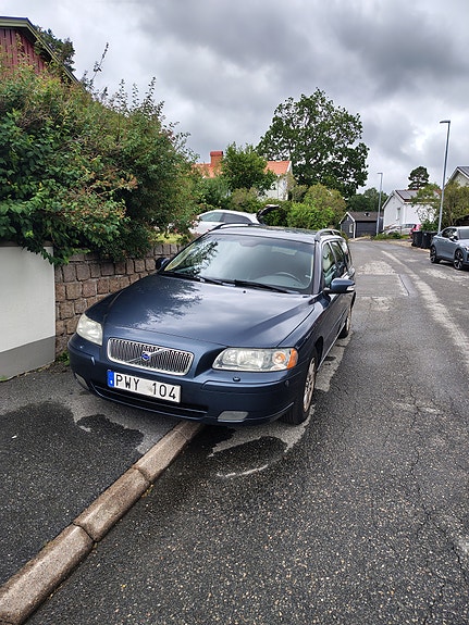 Volvo V70 2 of 5