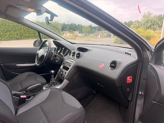 Peugeot 308 8 of 9