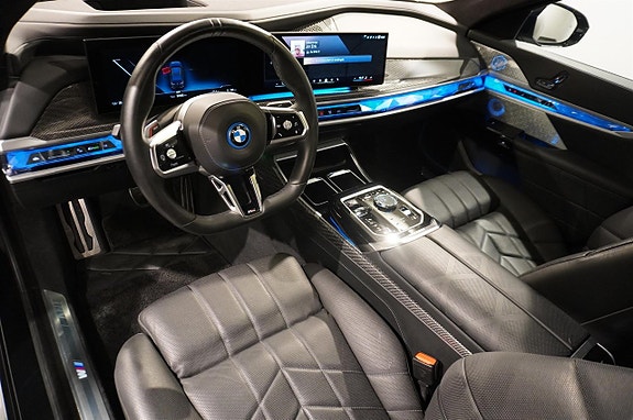 BMW i7 2 of 22