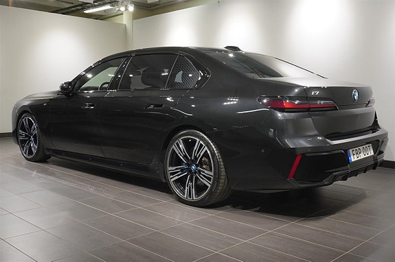 BMW i7 4 of 22