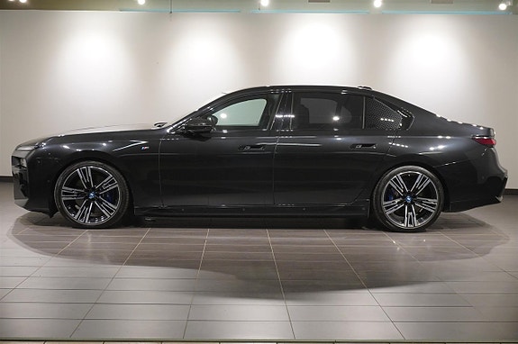 BMW i7 3 of 22