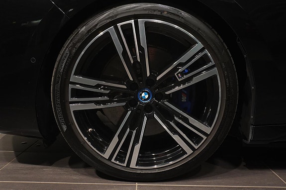 BMW i7 6 of 22