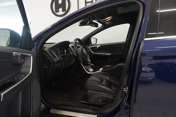Volvo XC60 2 of 12