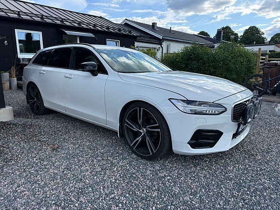 Volvo V90 2 of 5
