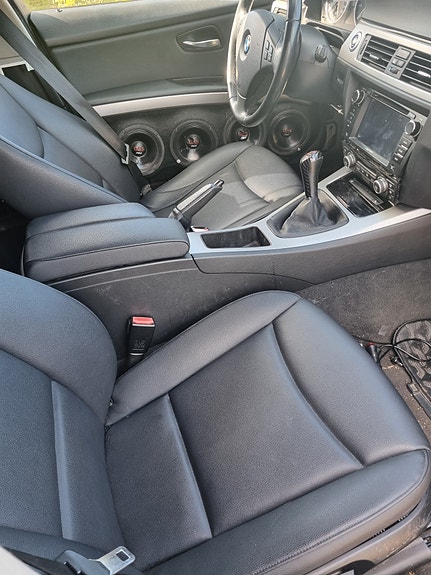 BMW 320i 5 of 7