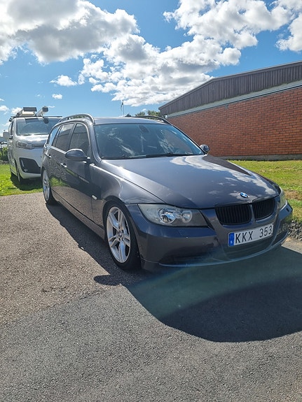 BMW 320i 4 of 7