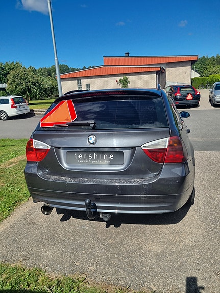 BMW 320i 3 of 7