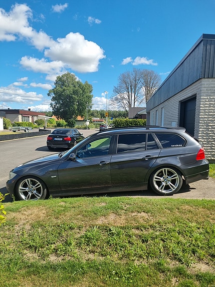 BMW 320i 2 of 7