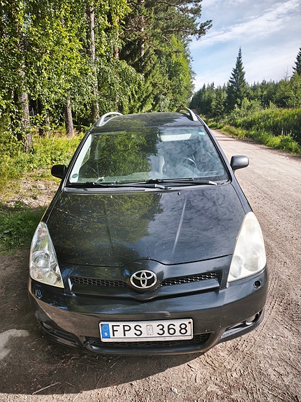 Toyota Corolla Verso 2 of 5
