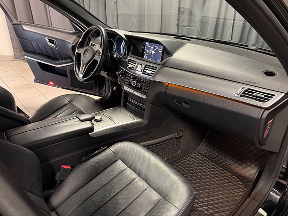 Mercedes-Benz E220 26 of 30