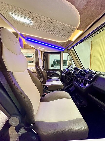 Mobilvetta K-YACHT KEA I 90 Automat Face-To-Face Solpanel Inverter Drag 4-bädd 8 of 30