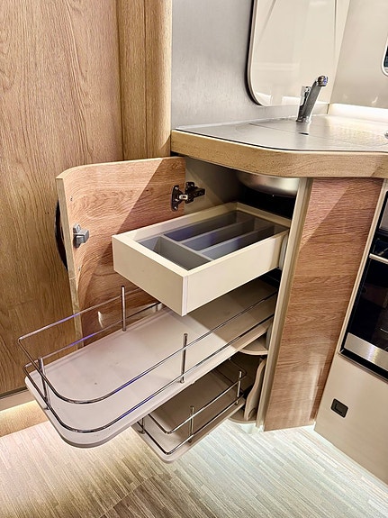 Mobilvetta K-YACHT KEA I 90 Automat Face-To-Face Solpanel Inverter Drag 4-bädd 20 of 30