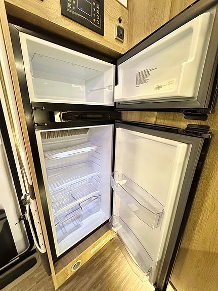 Mobilvetta K-YACHT KEA I 90 Automat Face-To-Face Solpanel Inverter Drag 4-bädd 16 of 30