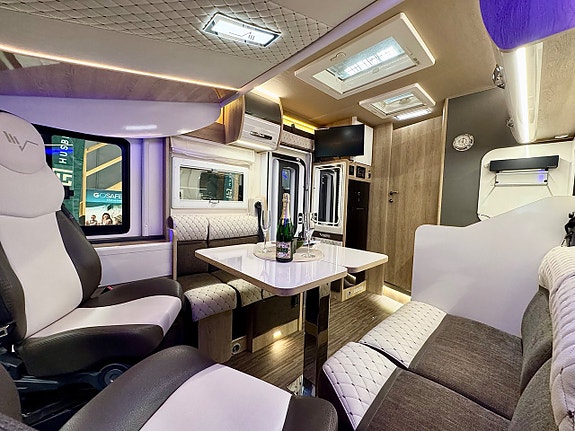 Mobilvetta K-YACHT KEA I 90 Automat Face-To-Face Solpanel Inverter Drag 4-bädd 12 of 30